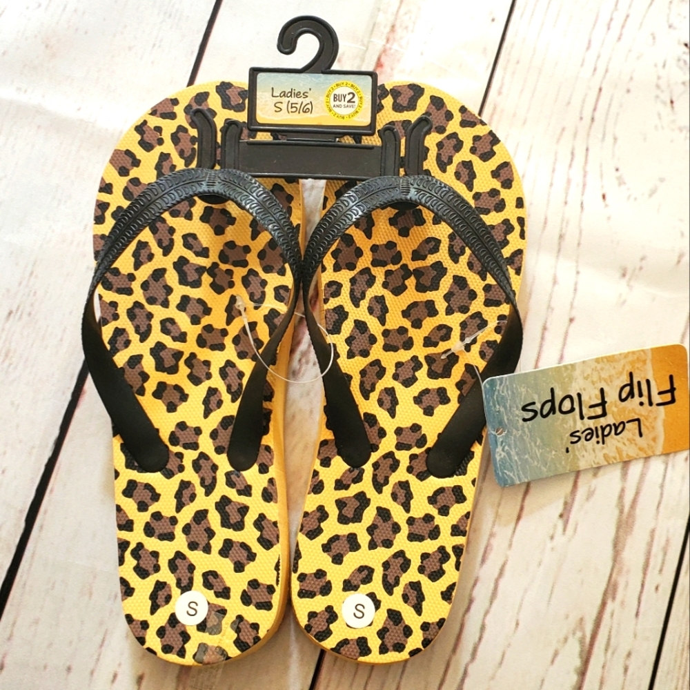Women's leopard print flip flops size Small 5/6